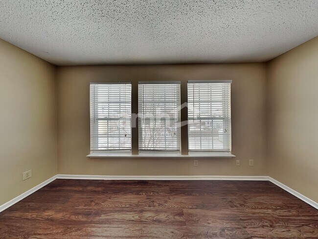 Building Photo - 5862 N Quincy Dr