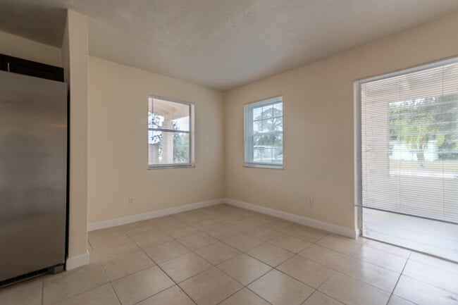 Building Photo - 170 SE Serenata Ct