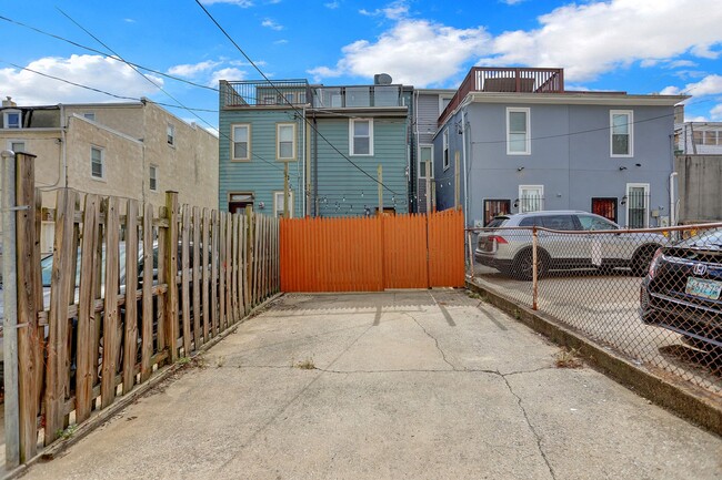 Building Photo - Chic City Living at 2308 E Fairmont Ave!