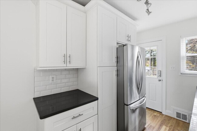 Building Photo - 3 BR | 1 BA | 864Sqft | Newly Fenced Yard