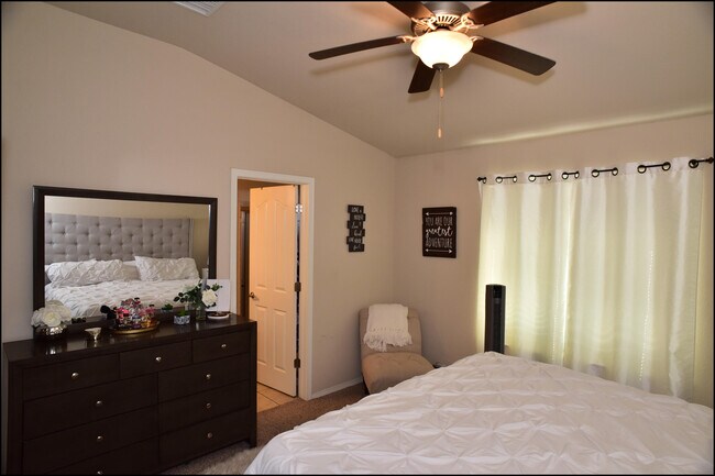 Building Photo - 6246 Viale Del Sol Ave