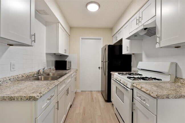 Building Photo - 608 Country Aire Dr