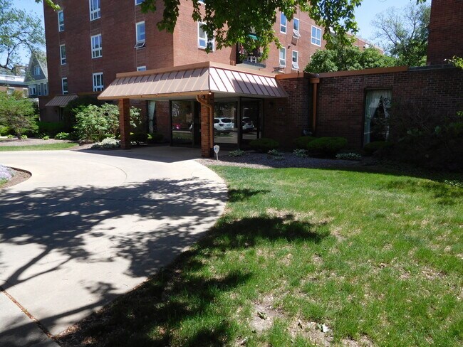 Building Photo - 460 W Downer Pl