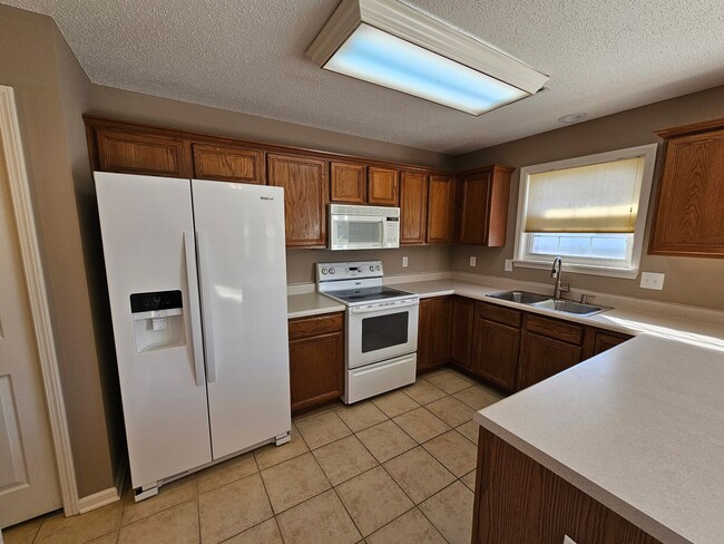 Building Photo - 3 Bedroom 2 Bath Home in Seven Oaks Neighborhood