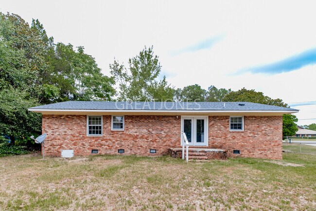 Building Photo - Charming 3 Bedroom in Hope Mills!