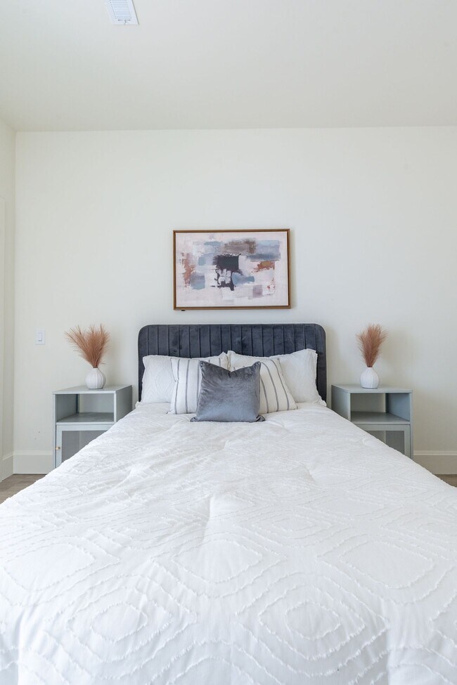 Building Photo - 3003 W Glenwood Ave