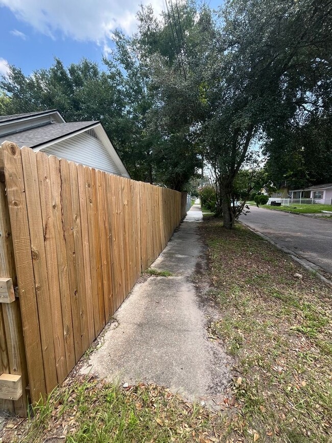 Building Photo - Plenty of Space!!