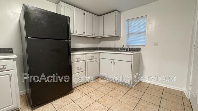 Building Photo - 3027 Peronne Ave