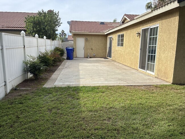 Building Photo - 3 Bedrooms with big backyard-CALL FOR OUR MOVE IN SPECIAL