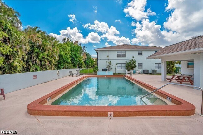 Building Photo - 203 SE 15th Pl