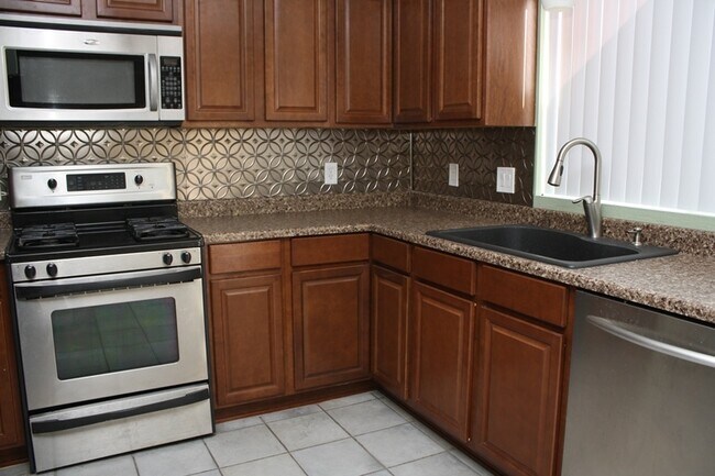 Building Photo - Fabulous 3 bedroom 2 bathroom Big Back Yard