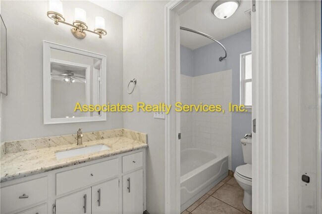 Building Photo - Charming, spacious 3bed/2bath home w/ office, screened patio & double car garage in Northridge su...