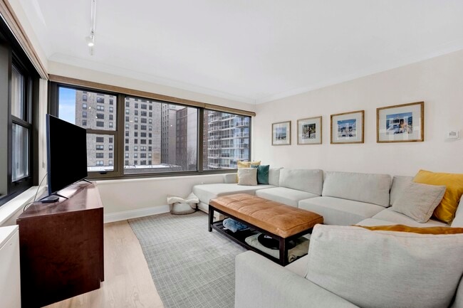 Building Photo - 247 E Chestnut St