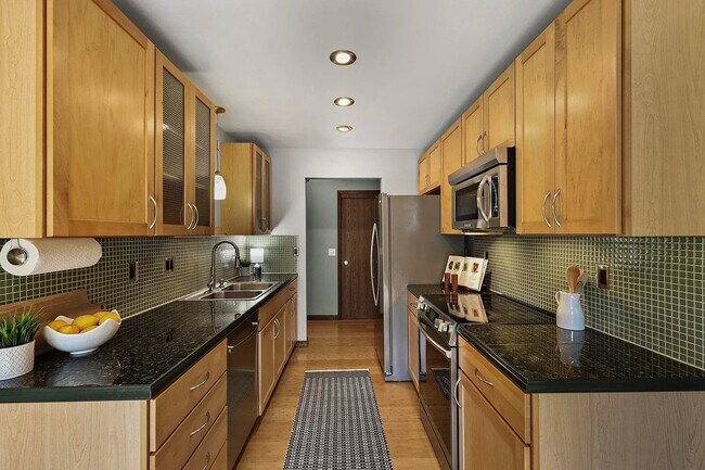Building Photo - 2914 Maple Grove Dr