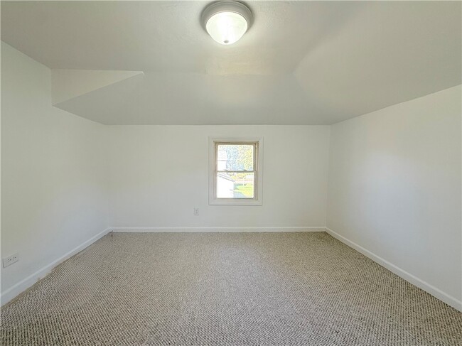 Building Photo - 408 Oak St
