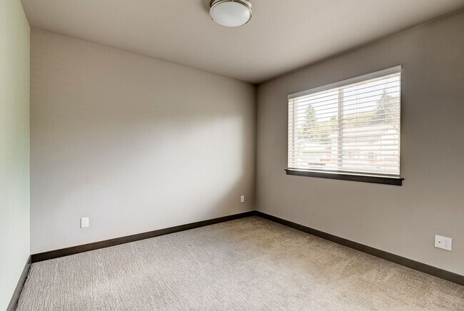 Building Photo - Stylish 3-Bedroom Home with Fenced Yard