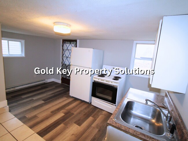 Building Photo - All Electric 2 BR 1 BA House with Main-Level Laundry Hookups (NO SECTION 8)