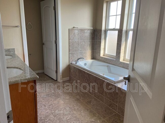 Building Photo - 150 S 152nd St