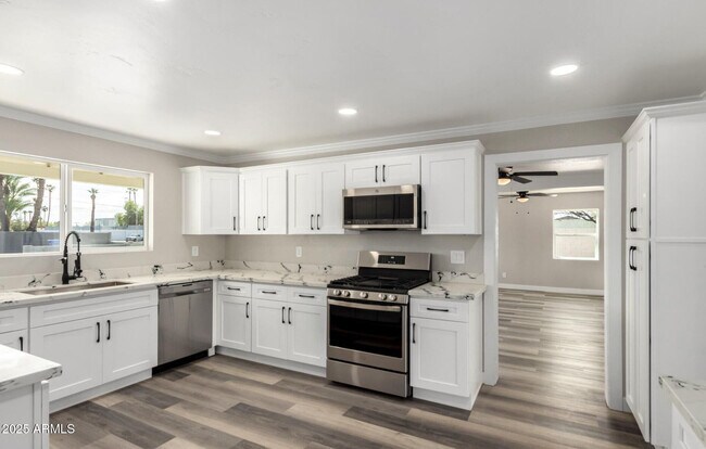 Building Photo - 4402 E Mitchell Dr