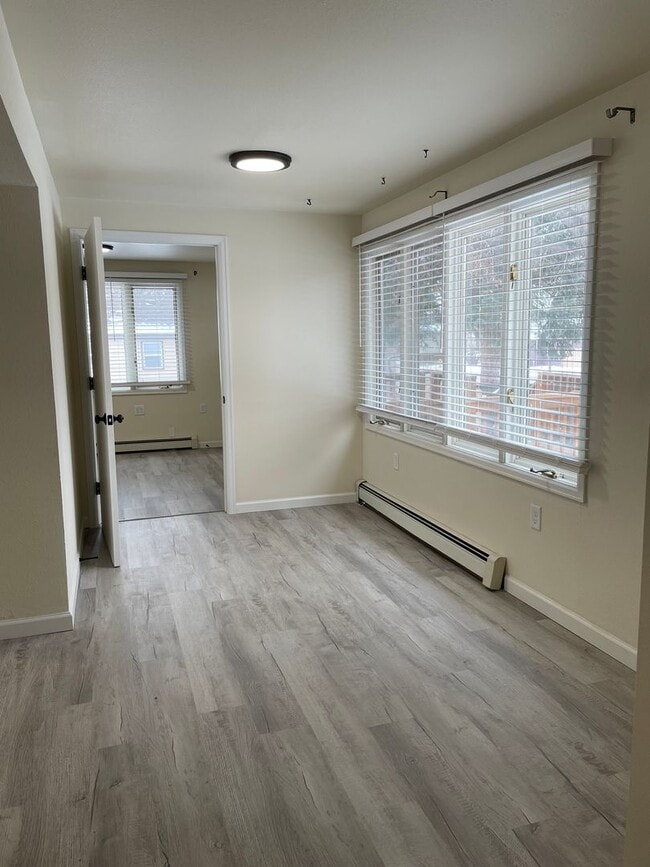 Building Photo - Nice Duplex w/ Renovated Kitchen/Bathroom