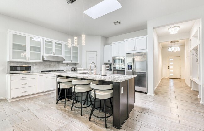 Building Photo - We have a beautiful home fully furnished with 4 bedroom-2 baths