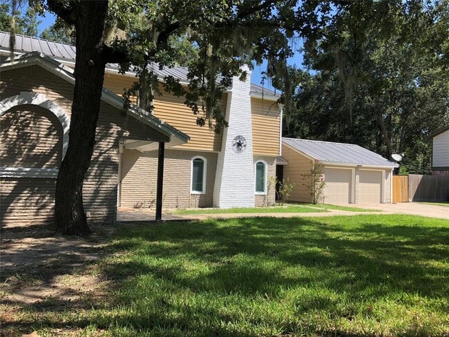 Building Photo - 2606 N Woodloch St