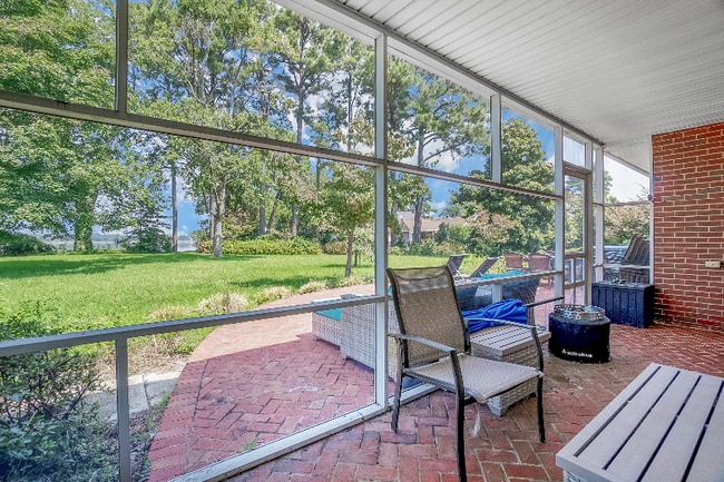 Building Photo - 4241 Rivercliff Crescent W