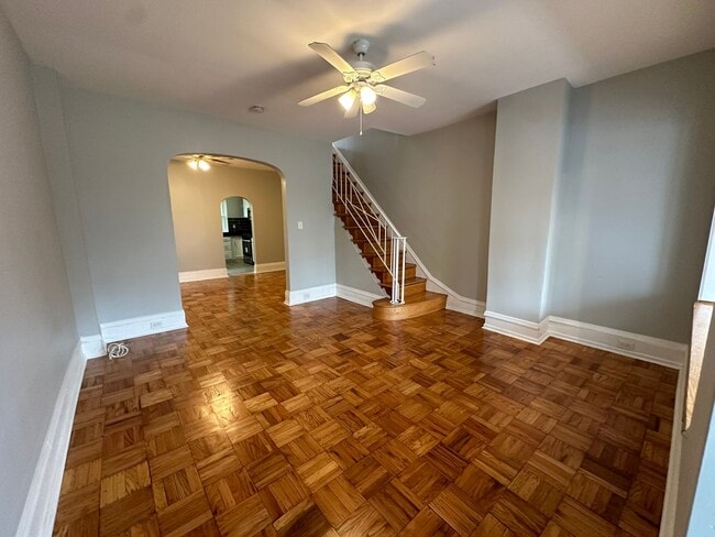 Building Photo - Experience comfort in three large, light-f...