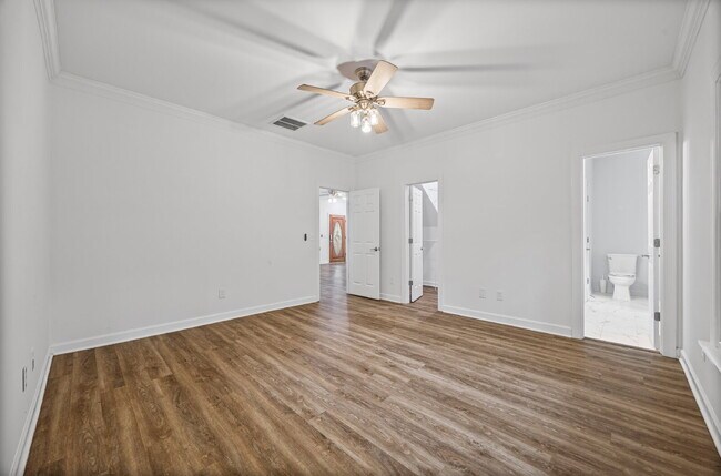 Building Photo - Prime Charlotte Location!