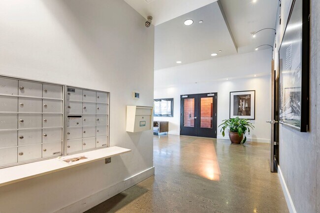 Building Photo - Old Town Lofts - South Facing Studio w/par...