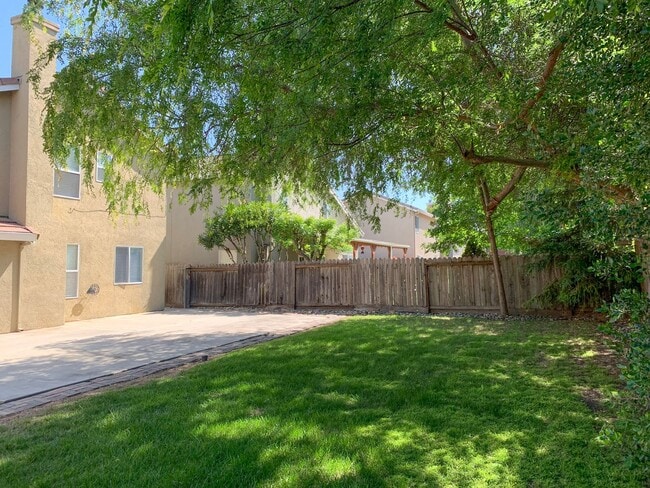 Building Photo - 4 Bedroom Home in Hollister with Huge Backyard!