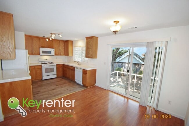 Building Photo - Charming 3 bed 2 bath home with spacious b...