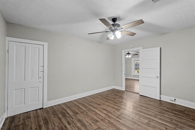 Building Photo - 908 E Houston St