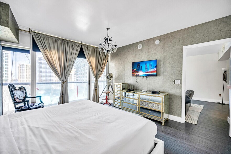 Building Photo - 485 Brickell Ave