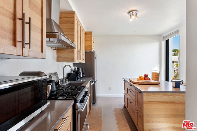 Building Photo - 3248 Descanso Dr