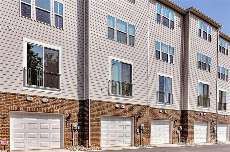 Building Photo - 272 Parkwood Ave