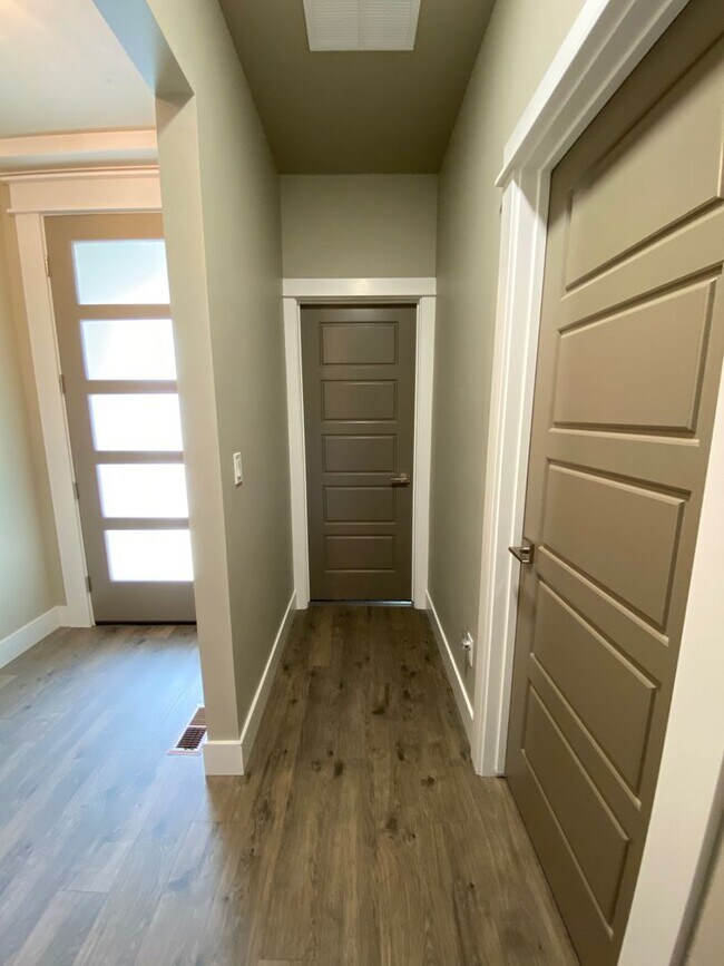 Building Photo - Lovely Single Level 3 Bed 2 Bath Home in M...