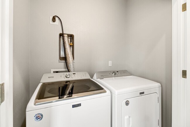 Building Photo - Move-In Special! Beautiful Alkali Flat Rental!