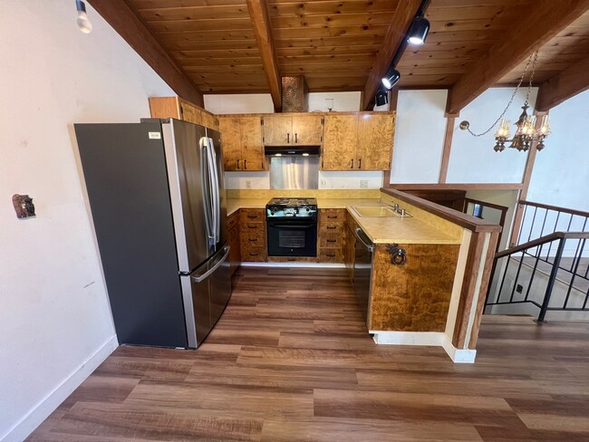 Building Photo - 3 bed 2.5 bath Lodge Style Duplex