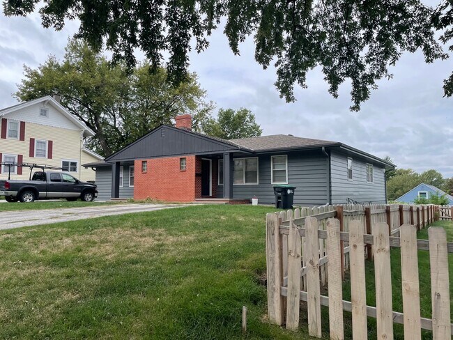 Building Photo - 2110 S 50th St