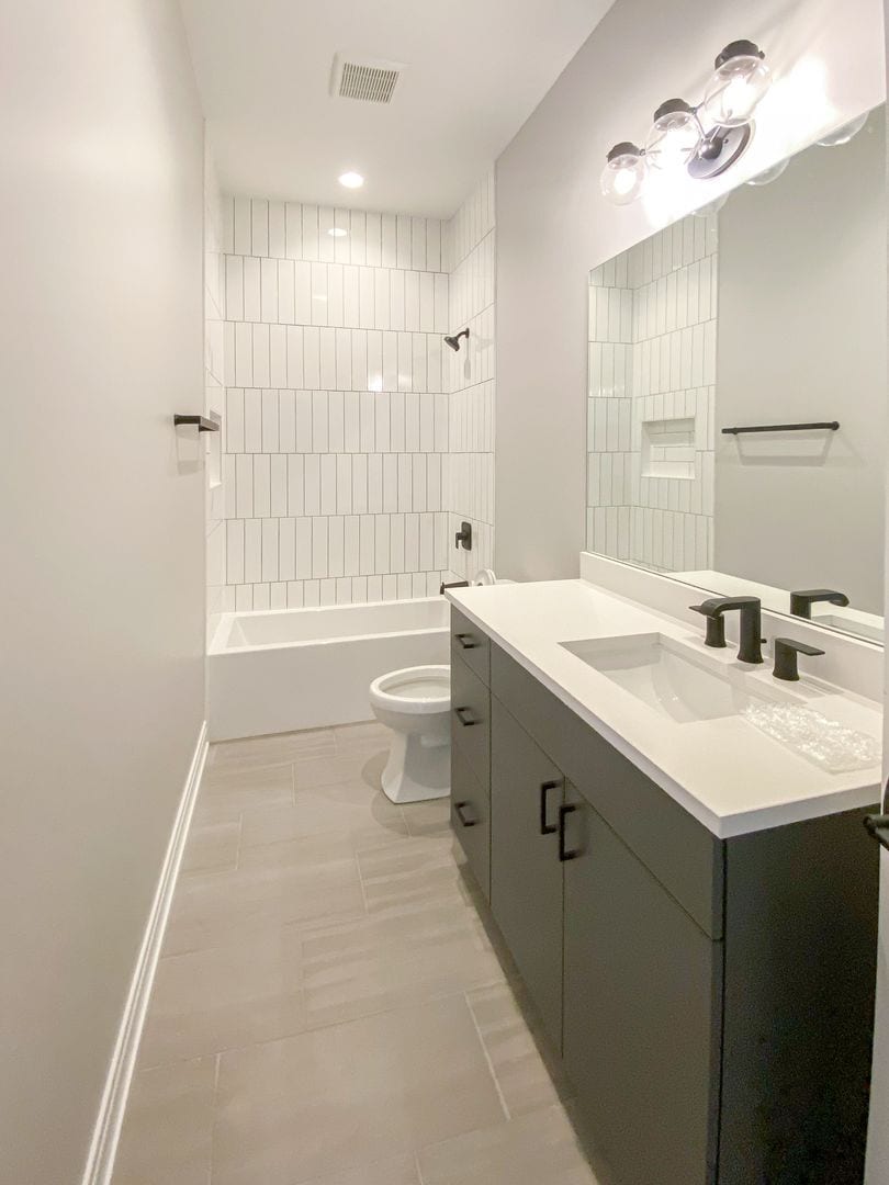 Building Photo - 1060 W Cornelia Ave