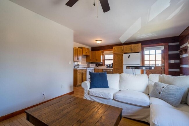 Building Photo - 2822 W Walnut St #16