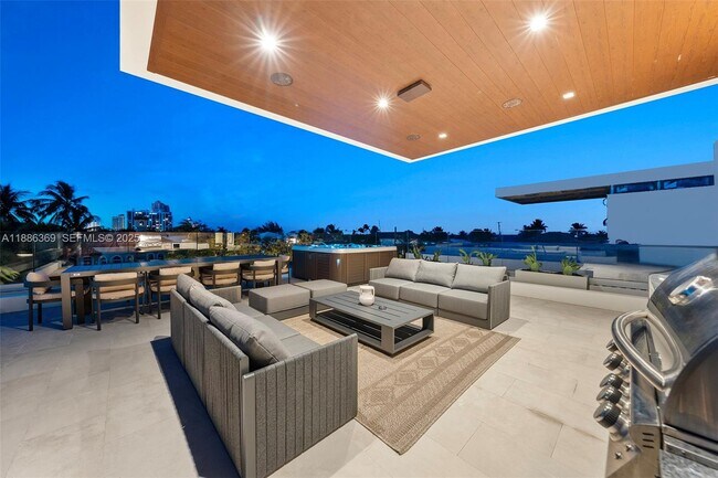 Building Photo - 3306 NE 16th St