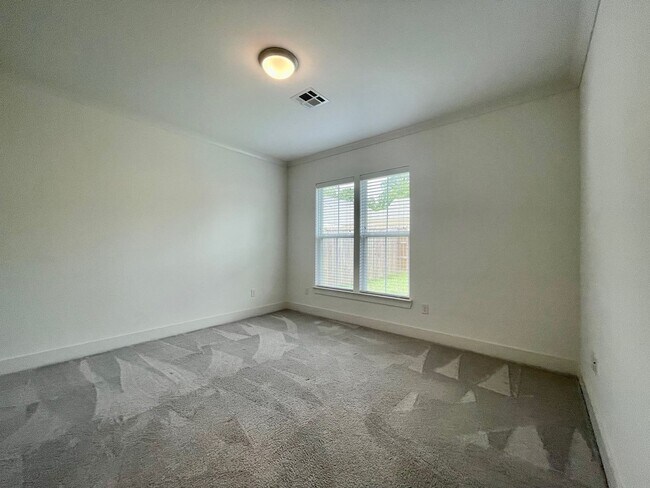 Building Photo - 9135 Southlawn Dr
