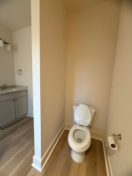 Building Photo - 104 Kirkland St