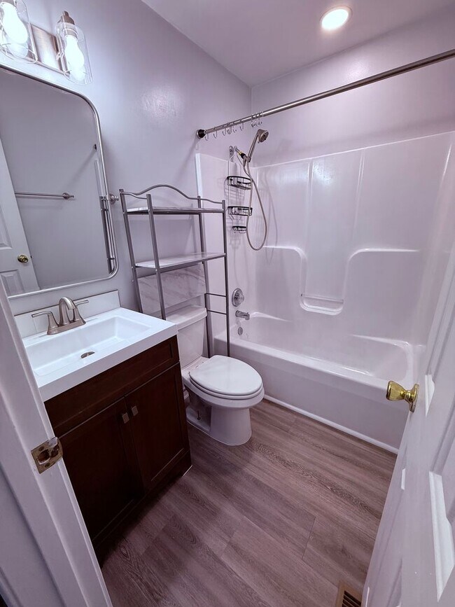 Building Photo - 3 Bedroom, 1.5 Bath Townhouse