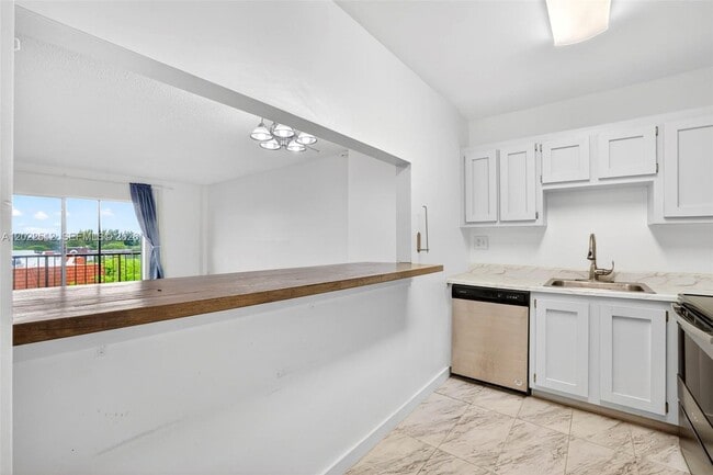 Building Photo - 4174 Inverrary Dr