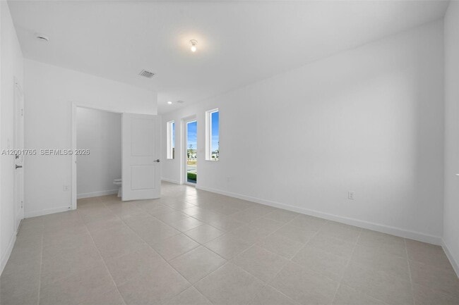 Building Photo - 715 SE 15th St