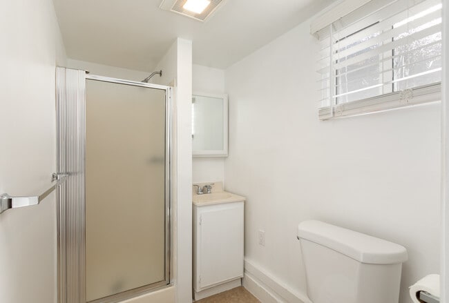 Building Photo - 5726 Lasaine Ave