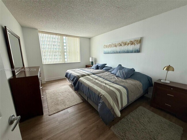 Building Photo - 1155 Brickell Bay Dr